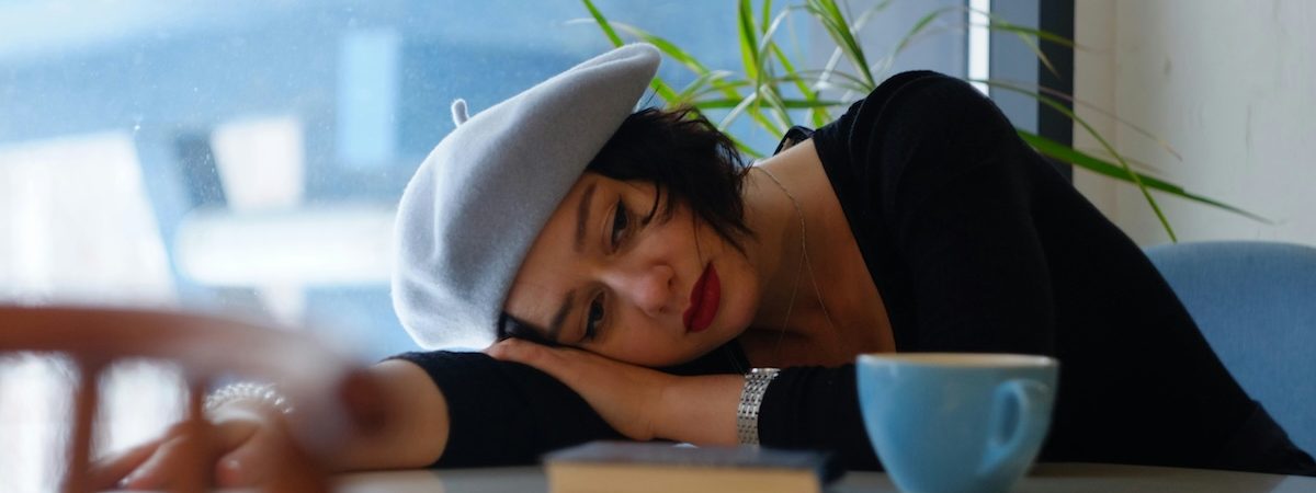 Mujer reflexionando sobre las expectativas sociales y el cansancio emocional que generan