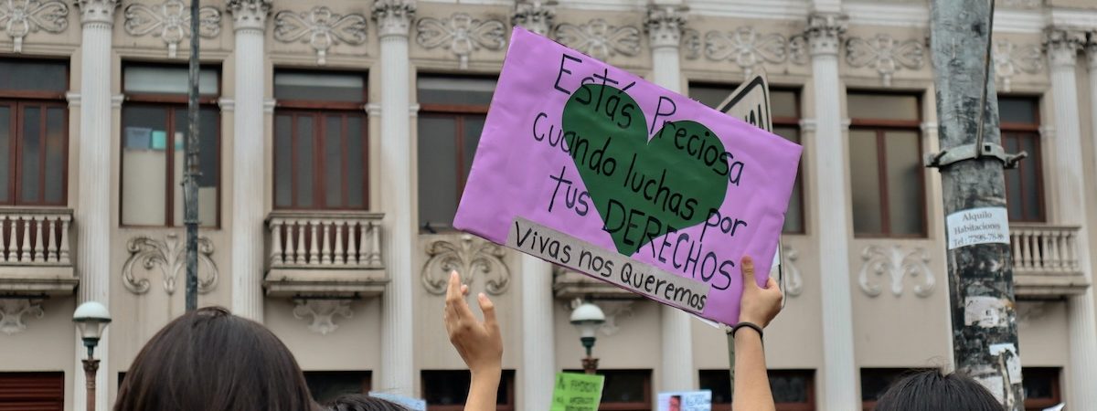 mujeres en una manifestación feminista sosteniendo un cartel por los derechos de las mujeres