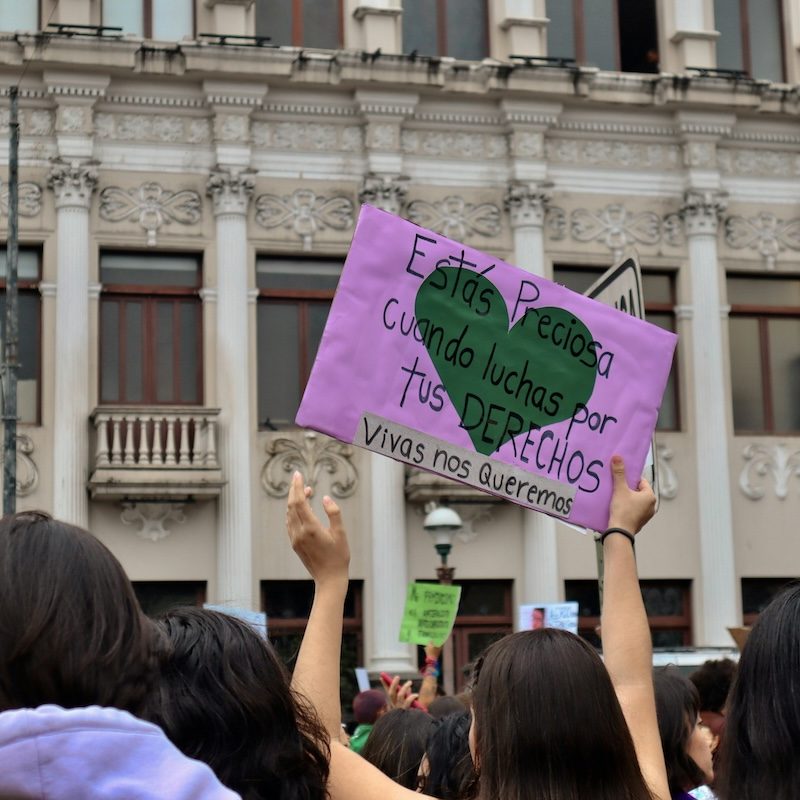 mujeres en una manifestación feminista sosteniendo un cartel por los derechos de las mujeres
